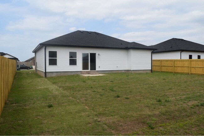 Building Photo - 321 Grove Ln