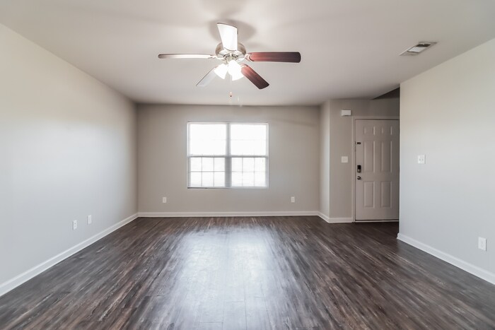 Building Photo - 2215 Marlin Dr