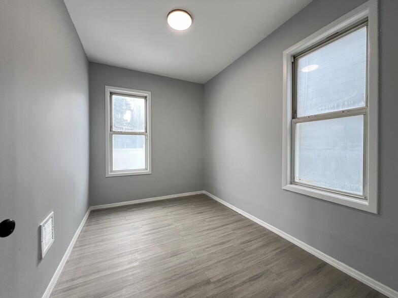 Building Photo - 105 Brown Pl