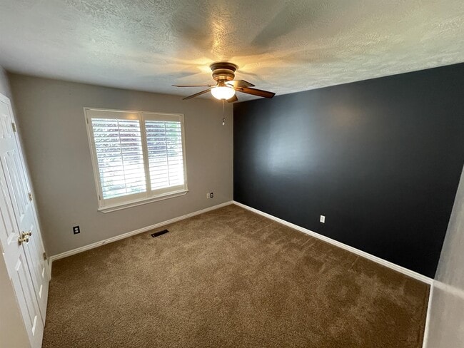 Building Photo - 561 Rocky Knoll Ln