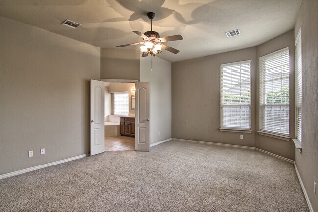 Building Photo - Spacious 3 bedroom/ Study -2264 sq ft.- Edmond Schools - Close to Quail Springs and Chisholm Cree...