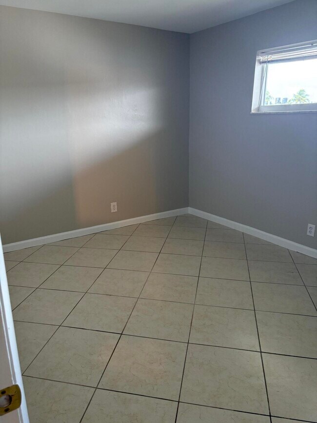 Building Photo - 2770 Garden Dr S