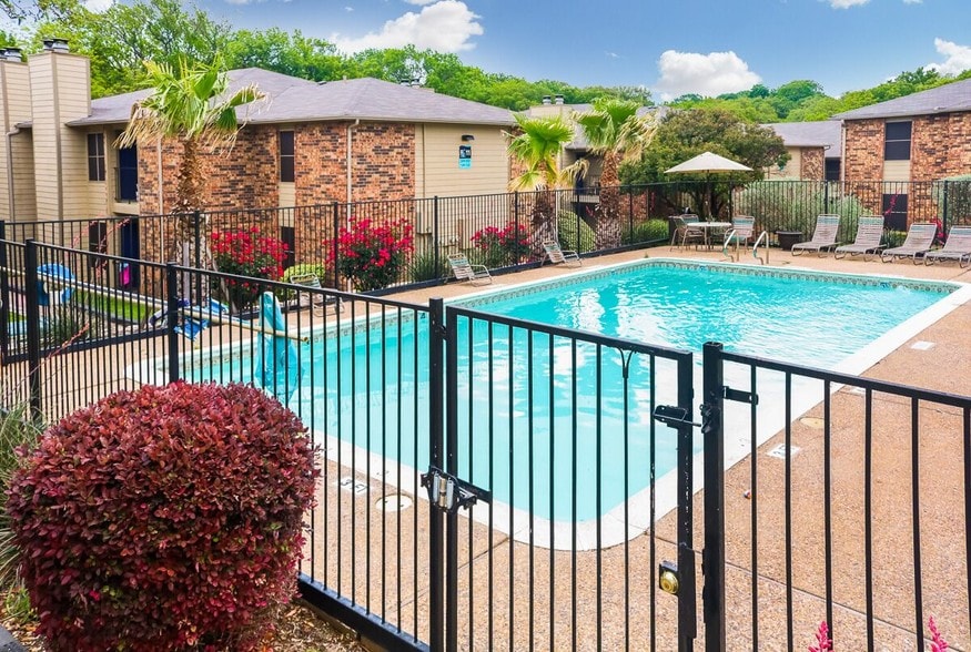 Building Photo - Riverwood Apartments