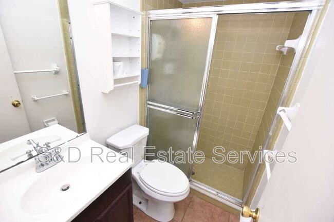 Building Photo - 204 Chaucer Ln