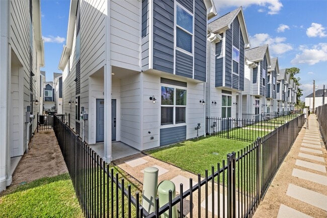 Building Photo - 1550 W Tidwell Rd