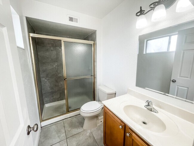 Building Photo - 5 bed/3 bath home in the heart of Spring Valley!
