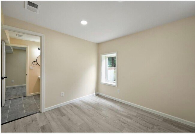 Building Photo - 3605 S Norwood Ave