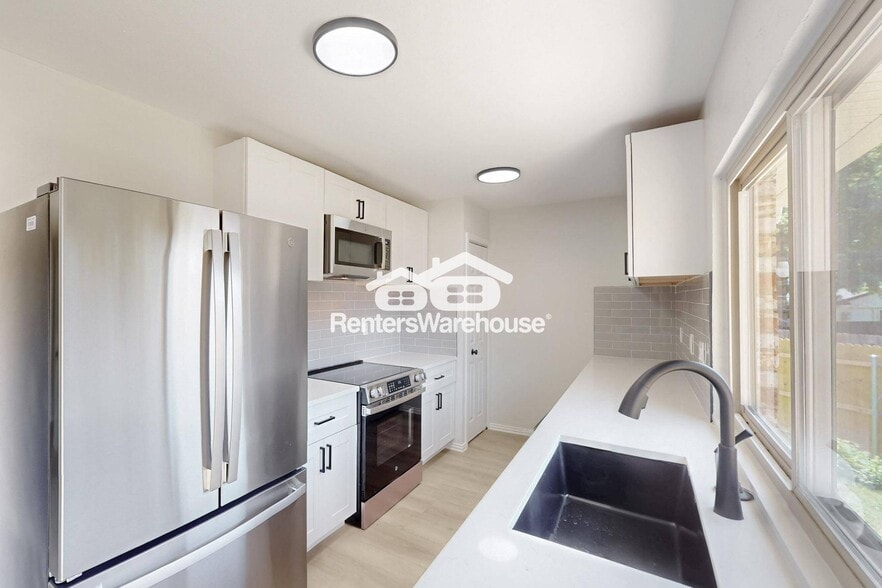 Building Photo - 6407 Green Oaks Dr