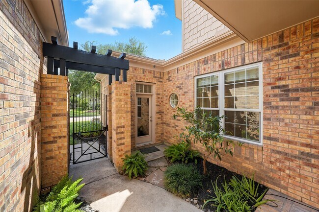 Building Photo - 5934 Stratford Gardens Dr