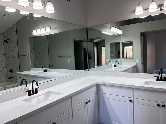 Building Photo - MOVE IN SPECIALS!! Lovely 3BD-2BA Gilbert ...