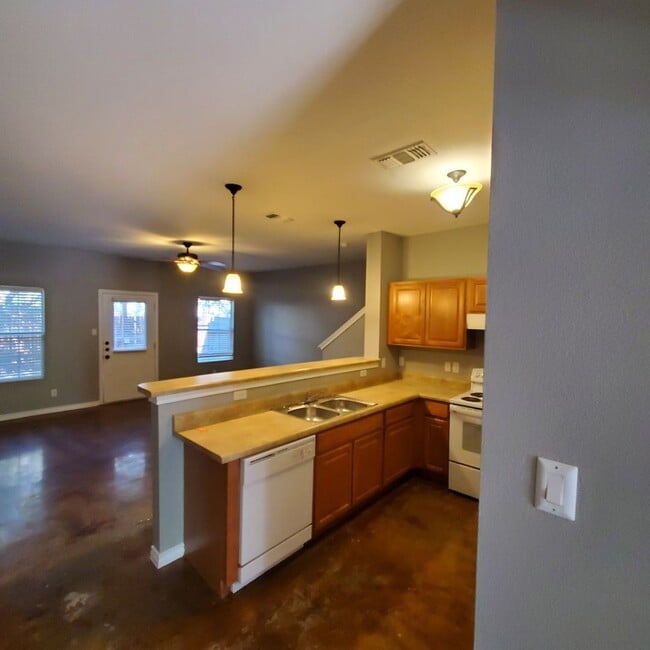 Building Photo - Beautiful Town Home