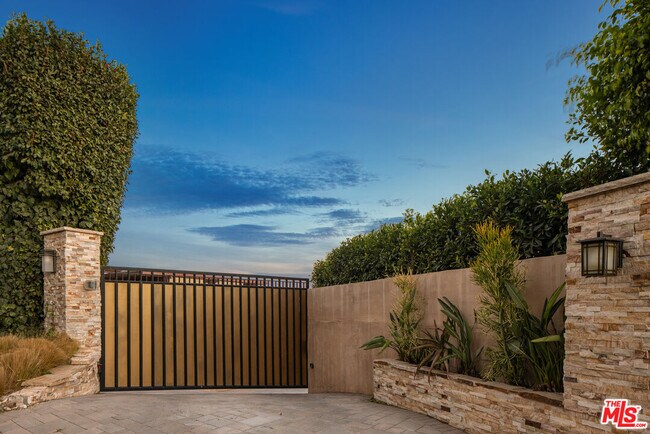 Building Photo - 620 Resolano Dr