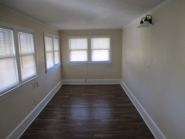 Building Photo - Beautiful 3 bedroom, 2 bath house on a lar...