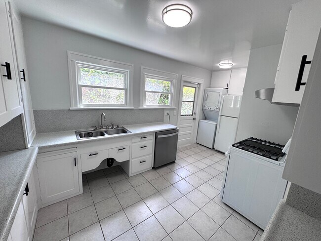 Kitchen - 4224 Ingleside Avenue