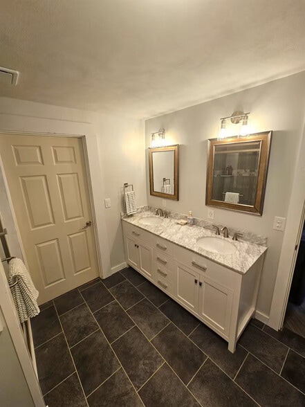 Double vanites - 6117 E Lake Rd