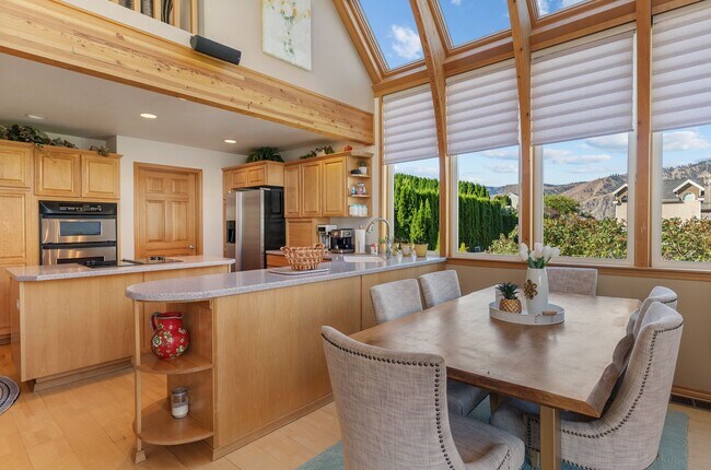 Building Photo - Luxurious Fully Furnished 3-Bedroom, 4-Bathroom Home – Move-In Ready!