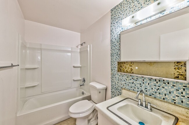 Building Photo - 3821 Daisy St