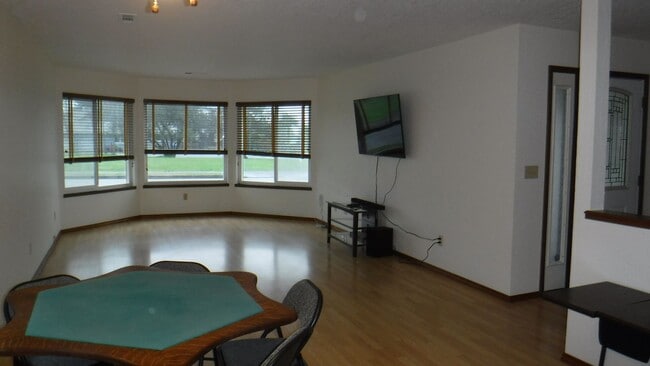 Building Photo - 570 Velopa Ct