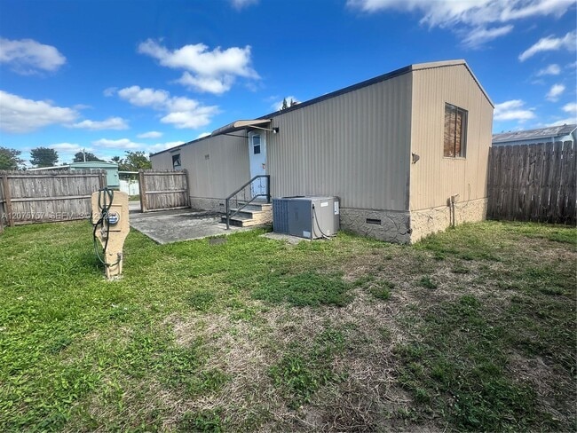 Building Photo - 11886 Watergate Cir
