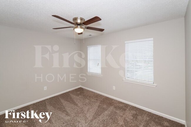 Building Photo - 122 Carriage Dr