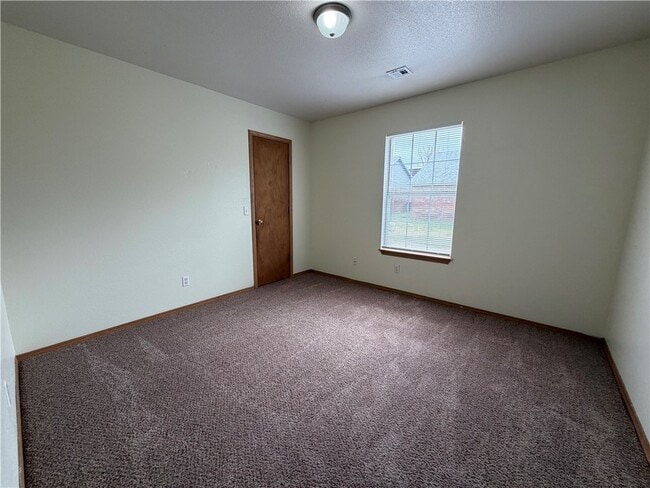 Building Photo - 607 N Main St