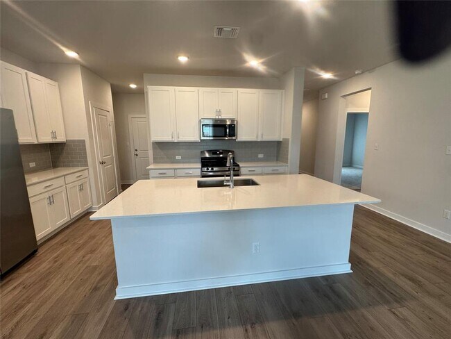 Building Photo - 105 Sorghum Dr