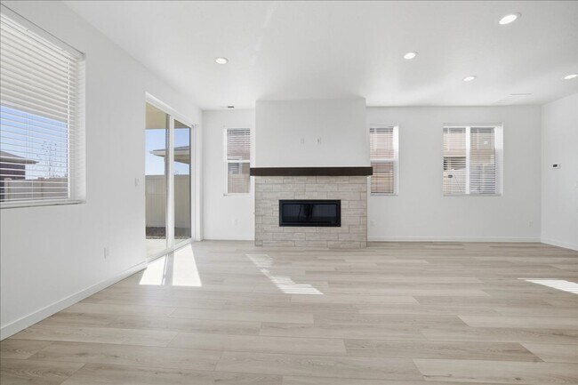Building Photo - Brand new 3 bed 2.5 bath townhouse