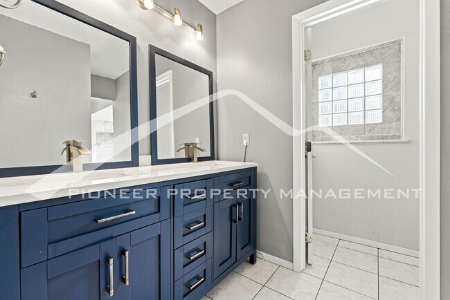 Building Photo - Stunning Home with Washer/Dryer and Gas Grill
