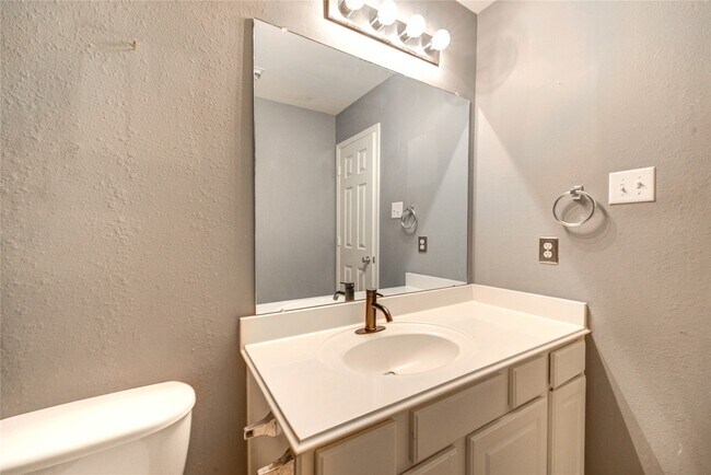 Building Photo - 2931 Meadowglen Cove