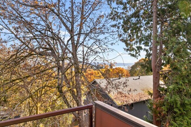 Building Photo - Luxurious Air-Conditioned Leschi View Townhome