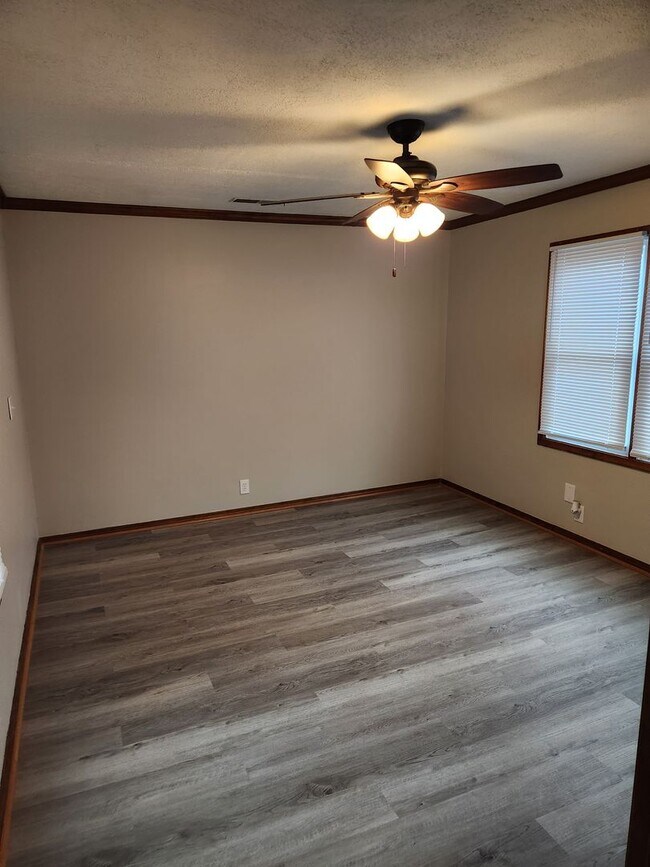 Building Photo - 3/2 newly remodeled, with 1 car garage and...