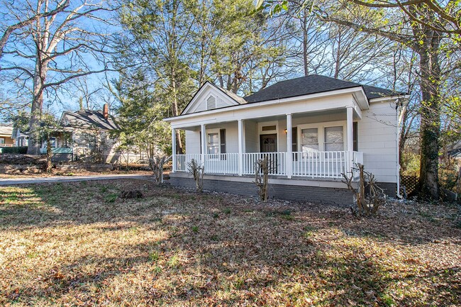 Building Photo - 3 bdrm, 2 bath home just a 3 minute walk t...