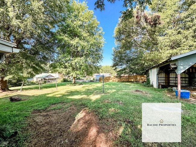 Building Photo - Country Living in Anderson