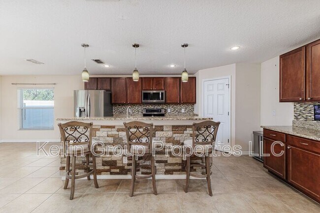 Building Photo - 7233 Wakeview Dr