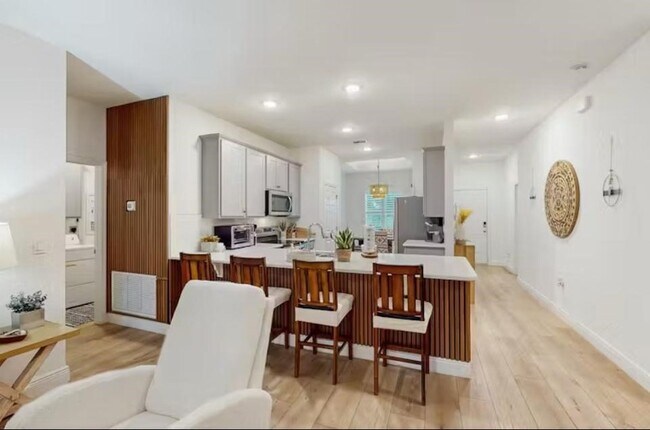 Building Photo - 708 Newhall Terrace