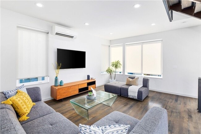 Building Photo - Modern & Chic Ballard Stand-Alone Home Nea...