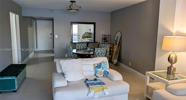 Building Photo - 400 Golden Isles Dr