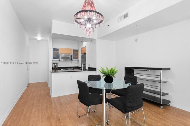 Building Photo - 950 Brickell Bay Dr
