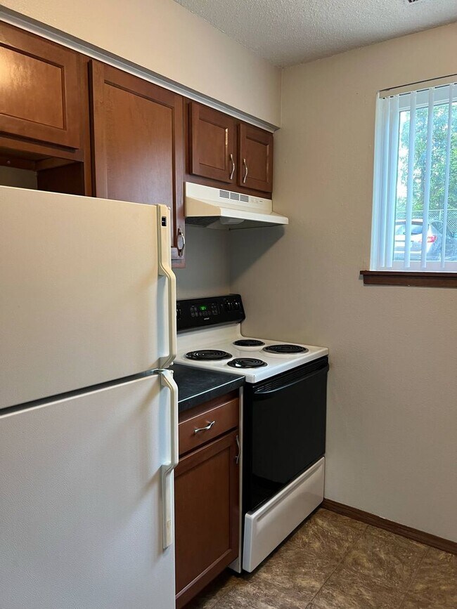 Building Photo - 2 Bedroom With Partial Pool View