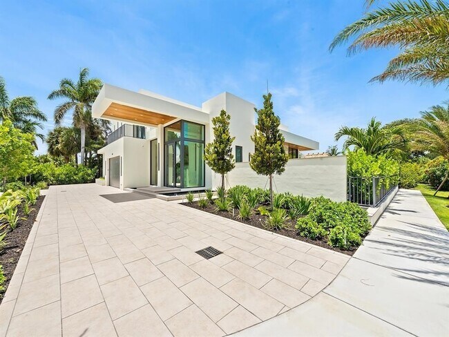 Building Photo - 2657 NE 34th St