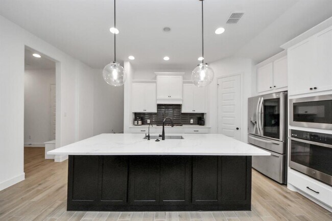 Building Photo - 210 W Netleaf Ct