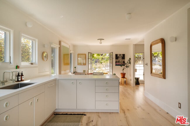 Building Photo - 1097 W Kensington Rd