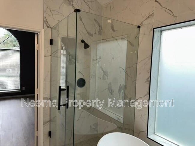 Building Photo - 3230 Vanity Dr