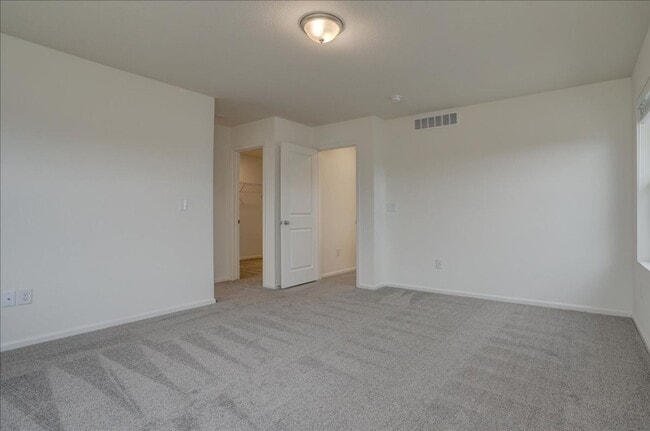 Building Photo - Available for move-in on 05/15/26- 3bed/2.5bath in Aurora!