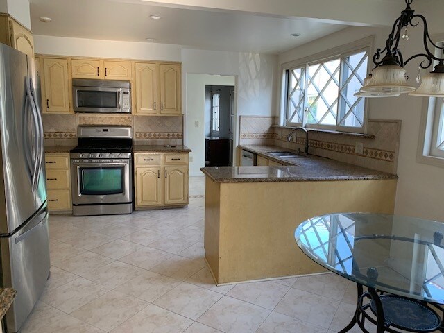 Building Photo - 251 N Almont Dr