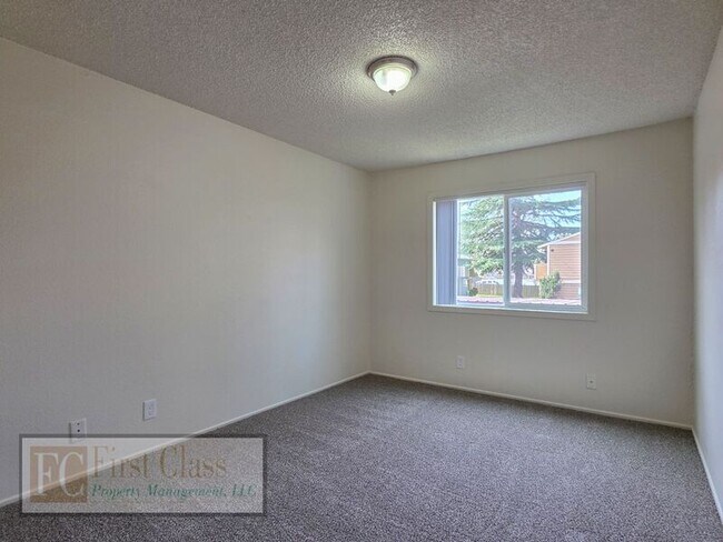 Building Photo - 17150 SW Heritage Ct