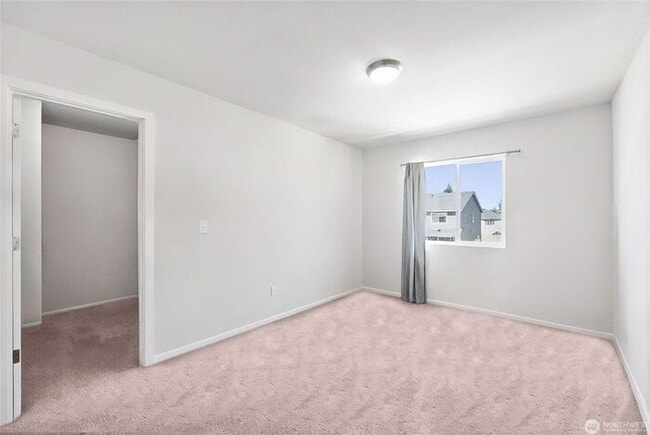 Building Photo - AVAILABLE NOW JULY FREE Yelm home builit i...