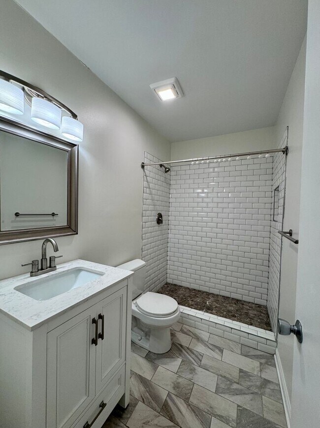 Building Photo - Beautiful renovated townhouse in a great C...