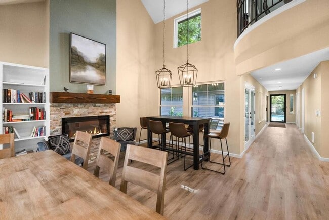 Building Photo - Stylish Lake Oswego Condo with Loft — Walk...