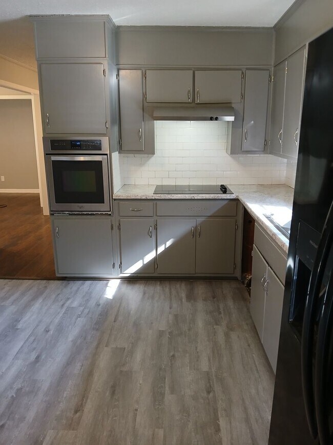 Building Photo - AVAILABLE NOW! MOVE IN READY! CONTACT US T...